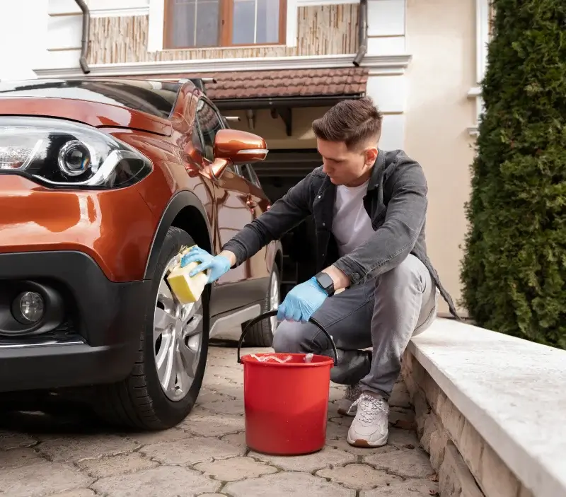 Lavage auto à domicile Monts-sur-Orne : professionnel intervenant sur un véhicule